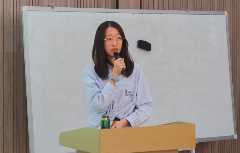 女人站在桌子上 AI 生成的内容可能不正确。