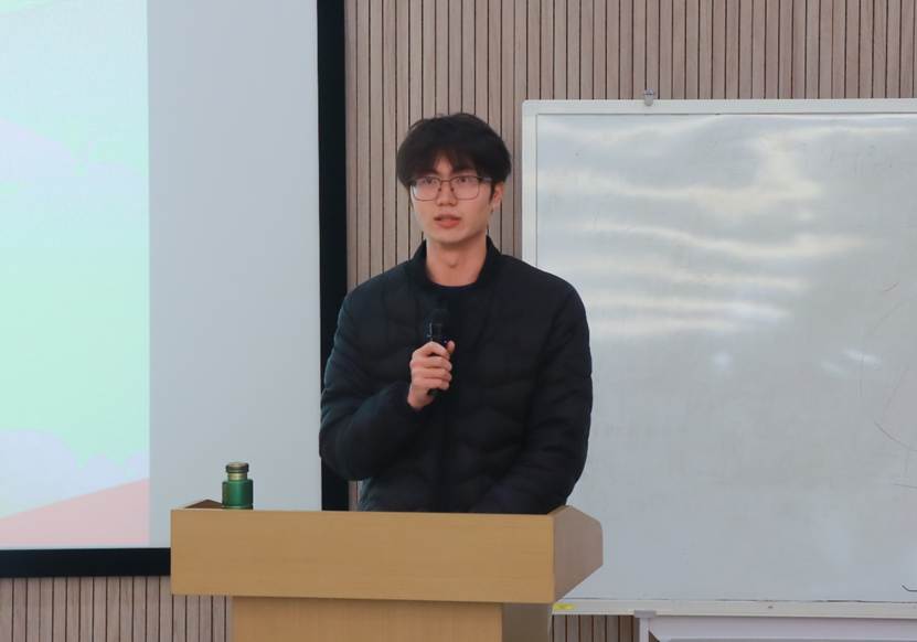 人站在窗户前 AI 生成的内容可能不正确。